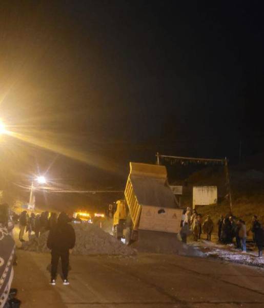 Cierre vial en la vía Durán-Tambo