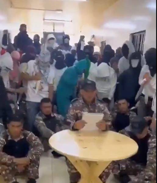 Uno de los videos con los guías penitenciarios retenidos