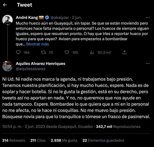 El alcalde de Guayaquil, Aquiles Álvarez, respondiendo a varios usuarios en la red social Twitter