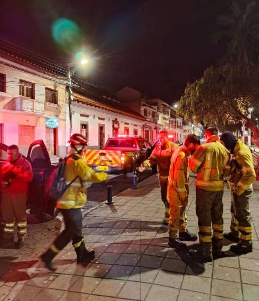 Bomberos de Cotacachi se alistan para combatir el incendio forestal.