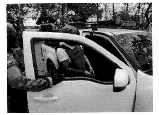 Alias Fede se subió en la camioneta blanca como copiloto. El vehículo salió en dirección a la vía a Daule.