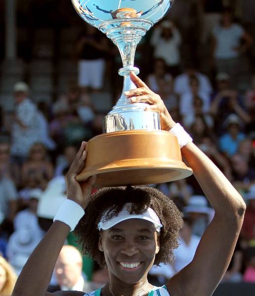 Venus Williams gana torneo de Auckland al vencer a Wozniacki