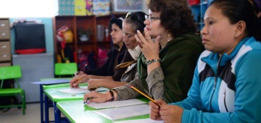 Docentes de sistema público ganarán mil dólares mensuales