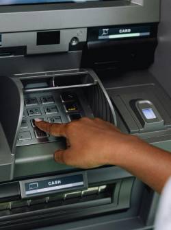 Imagen de una persona usadno un cajero automático.