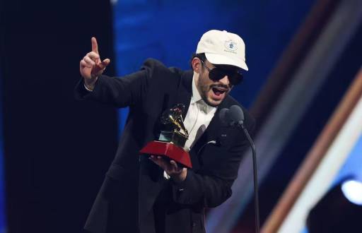 Bad Bunny cuando recibió el premio Álbum del Año por DeBI TIRAR MaS FOTos durante la 26a Entrega Anual de los Premios Grammy Latinos en el MGM Grand Garden Arena en Las Vegas, Nevada, el 13 de noviembre de 2025.