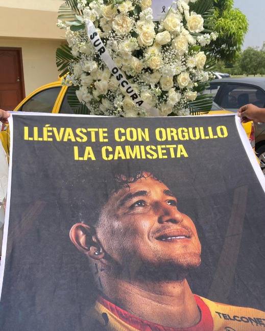 Aficionados de BSC rindieron tributo a Mario Pineida con pancartas y cánticos.