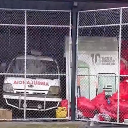 Hospital público de Quevedo opera en medio de la basura