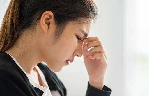 Persona con dolor de cabeza