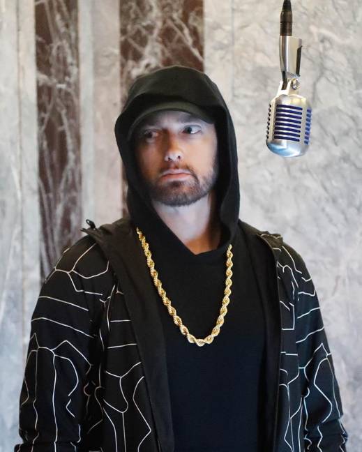 Eminem frente un micrófono