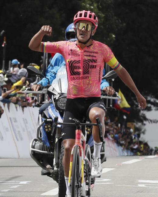El ecuatoriano Richard Carapaz de EF Education Easypost celebra al ganar la quinta etapa de la carrera ciclística Tour Colombia 2024