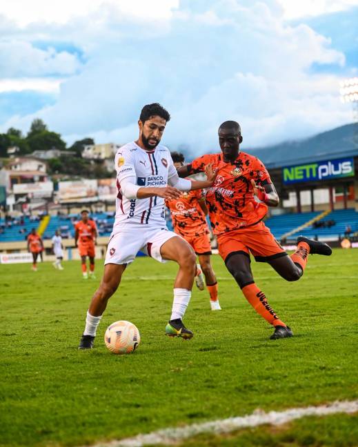 El delantero de Liga de Quito, Jeison Medina, disputa el balón contra Orlin Quiñónez, defensa de Libertad por la fecha nueve del primer hexagonal de la LigaPro