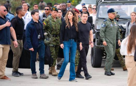 Kristi Noem visitó potenciales instalaciones para la instalación de una base militar estadounidense en Ecuador.