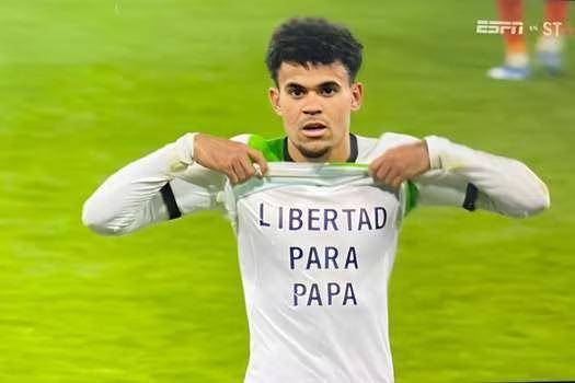 Luis Díaz anota con el Liverpool y manda un mensaje: Libertad para Papá