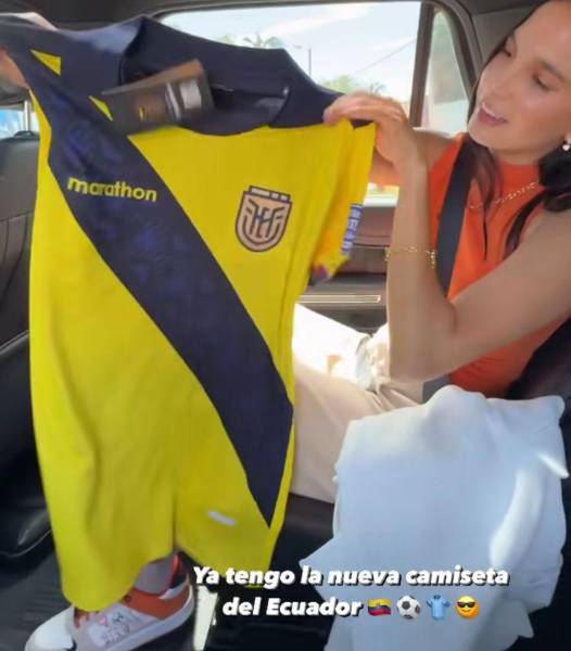 Ary Tenorio con la camiseta de la selección de fútbol del Ecuador
