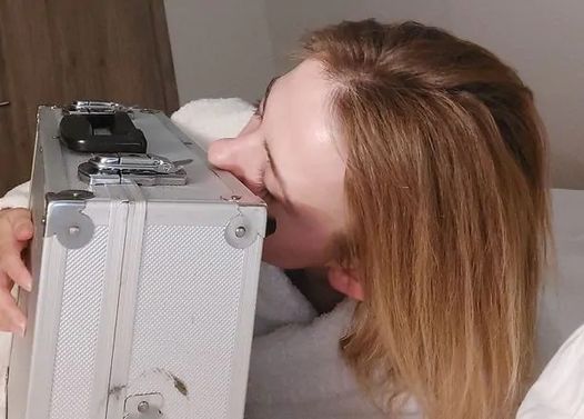 Rusia: profesora se casa… ¡con un maletín!