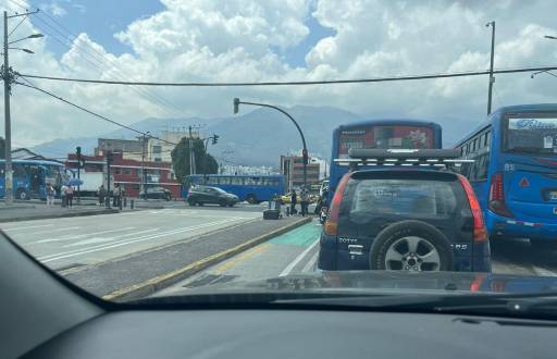 Tráfico vehicular pesado en la avenida El Inca y 6 de Diciembre.