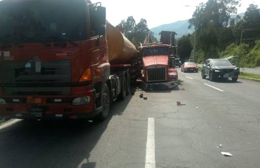Choque entre dos vehículos pesados en la avenida Simón Bolívar.