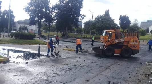 Junto a los vecinos, maquinaria del Municipio de Quito limpia las vías producto de las manifestaciones.