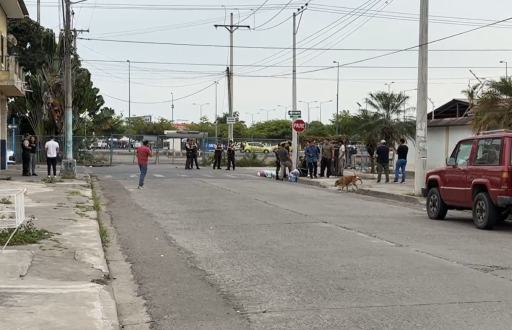 Imagen de policías y ciudadanos reunidos tras hallar una cabeza humana en las inmediaciones de la cárcel de Machala.