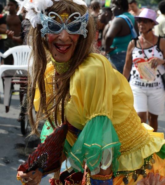 Carnaval callejero reúne a una multitud en el centro de Río
