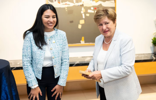 Kristalina Georgieva, directora del Fondo Monetario Internacional (FMI), y Sariha Moya, la ministra de Economía y Finanzas de Ecuador.