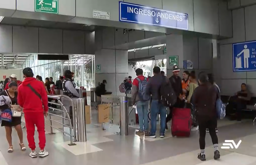 El feriado de Navidad moviliza a miles en Quito y Guayaquil