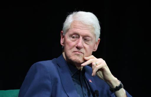 AME3040. BOGOTÁ (COLOMBIA), 22/12/2025.- Fotografía de archivo del 3 de junio de 2025 donde se observa al expresidente de Estados Unidos Bill Clinton asistiendo a un evento en Washington (Estados Unidos). Clinton instó al Departamento de Justicia a divulgar de inmediato todo el material del caso del pederasta Jeffrey Epstein en el que aparezca, después de que el Gobierno de Donald Trump difundiera varias fotografías en las que figura el demócrata.