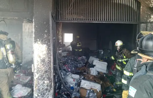 Un incendio arrasó con una bodega de la Bahía, en Guayaquil, donde se guardaban artículos navideños