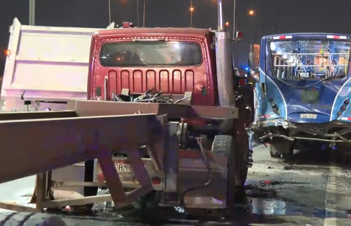 Un choque entre un bus y un tráiler en el noroeste de Guayaquil dejó 11 heridos