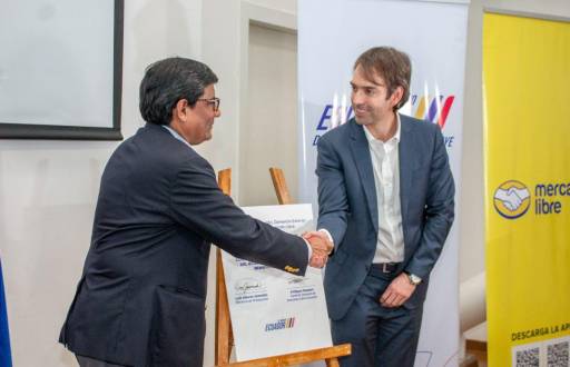 El ministro de Producción, Luis Alberto Jaramillo, saluda con Phillippe Fossaert, representante de Mercado Libre en Ecuador.