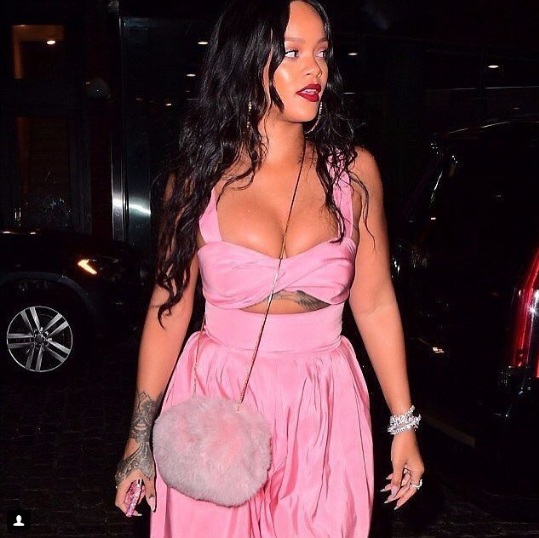 Rihanna paseó por Nueva York sin brasier