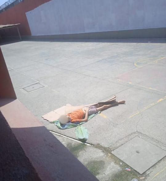 Por temor, los presos que mueren con tuberculosis son sacados al patio de los pabellones, en la Penitenciaría del Litoral en Guayaquil.