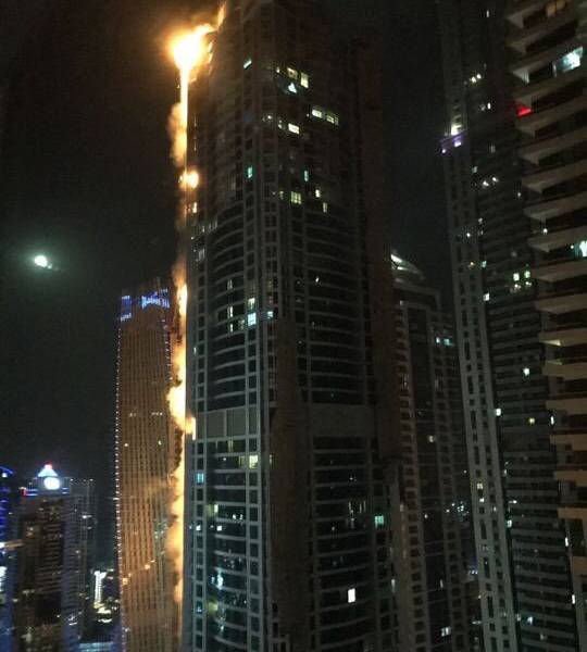Fuerte incendio afecta rascacielos en Dubái