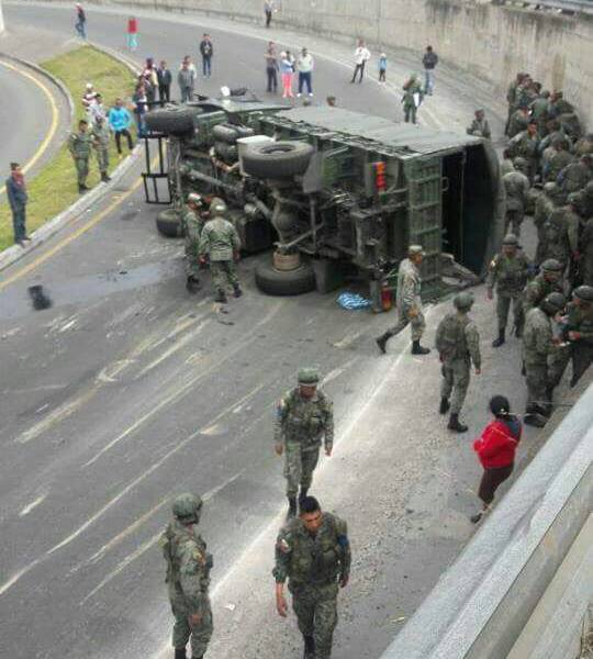 22 personas heridas tras accidente de camión militar en Ambato
