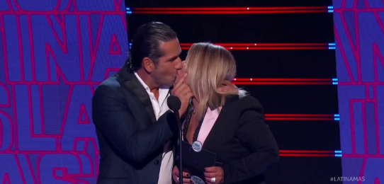 La doctora Polo de ‘Caso Cerrado’ besa al ‘Titi’ en los LatinAMAs