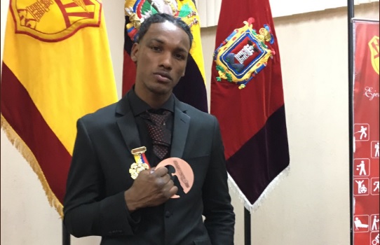 Carlos Mina recibió condecoración de la Comisión de Boxeo Profesional del Ecuador