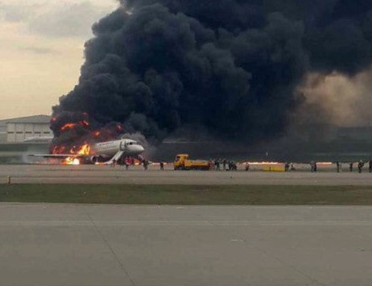 Rusia: 13 muertos en incendio en pleno vuelo de avión