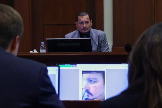 Depp subió al estrado y compartió con el tribunal algunas imágenes de las lesiones presuntamente provocadas por su exmujer.