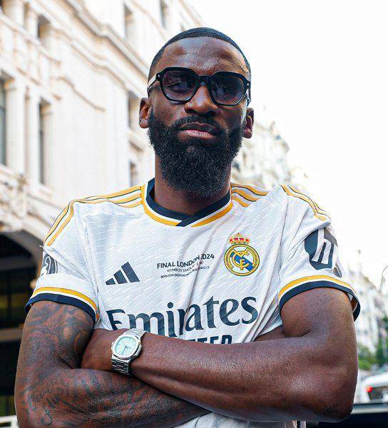 Rudiger posa en medio de la celebración tras ganar la decimoquinta Champions League