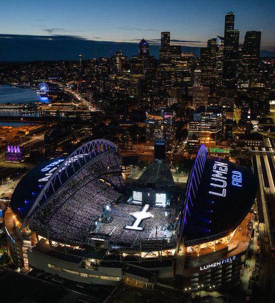 Vista aérea del estadio Lumen Field la noche del concierto en Seattle