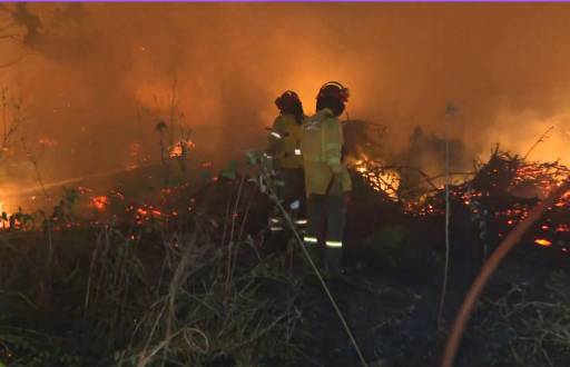 Imagen de bomberos combatiendo un incendio en la avenida Narcisa de Jesús, norte de Guayaquil.