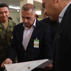 Los delegados revisan las papeletas.