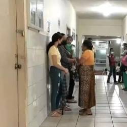 Imagen de madres de familia con sus bebés en un centtro de salud.