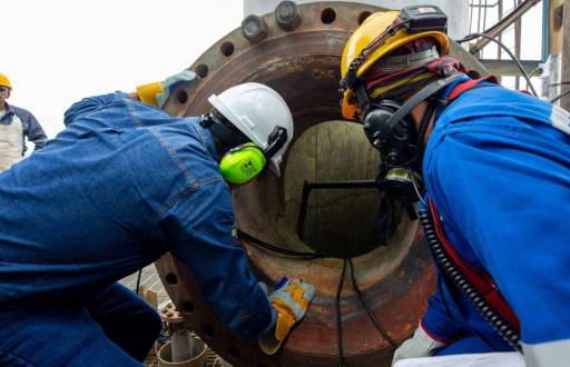Técnicos revisan la Unidad de Craqueo Catalítico Fluidizado (FCC) de la Refinería Esmeraldas.