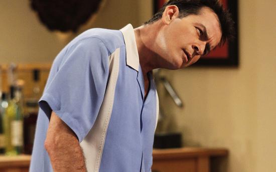 (VIDEO) Charlie Sheen es captado en cámara besando a un hombre