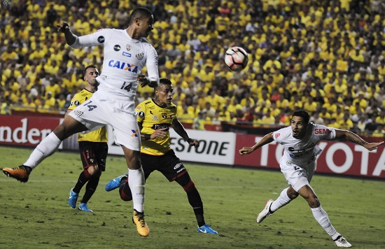 Jonatan Álvez impide que Santos derrote a Barcelona en el Monumental