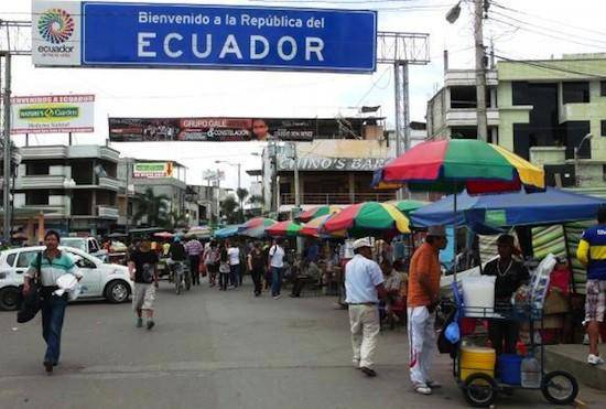 Cientos de ciudadanos peruanos cruzan ilegalmente frontera sur para vacunarse en Huaquillas
