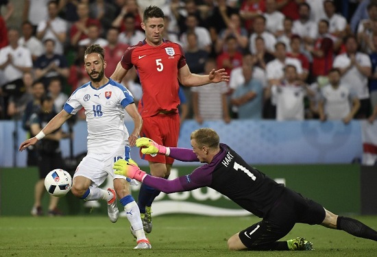 Inglaterra clasifica como segunda tras empate con Eslovaquia