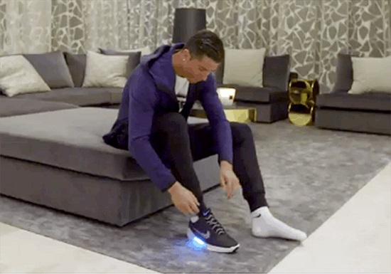 Cristiano se probó los zapatos de la película “Volver al Futuro”