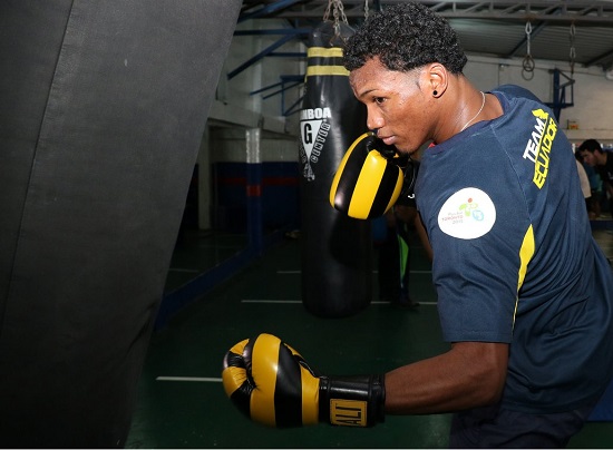 Carlos Mina pasa a octavos de final de boxeo en Rio-2016
